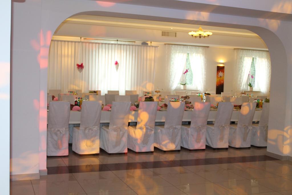 Hotel Kaprys Świdnik Esterno foto